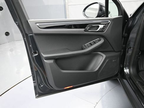 Certified 2025 Porsche Macan AWD/4WD image 15