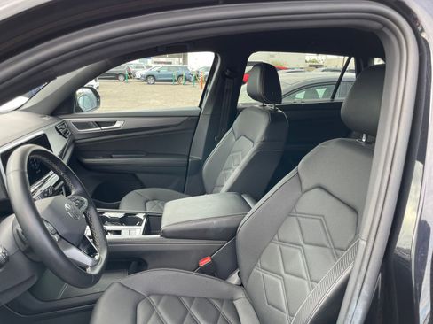 Used 2025 Volkswagen Atlas Cross Sport SE image 39