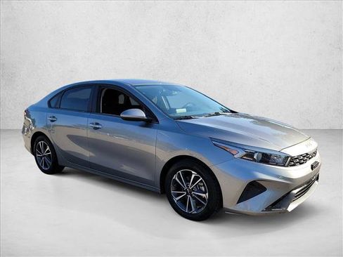 Used 2022 Kia Forte LXS FWD image 3