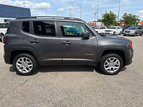 Used 2017 Jeep Renegade Latitude w/ Popular Equipment Group AWD/4WD image 6