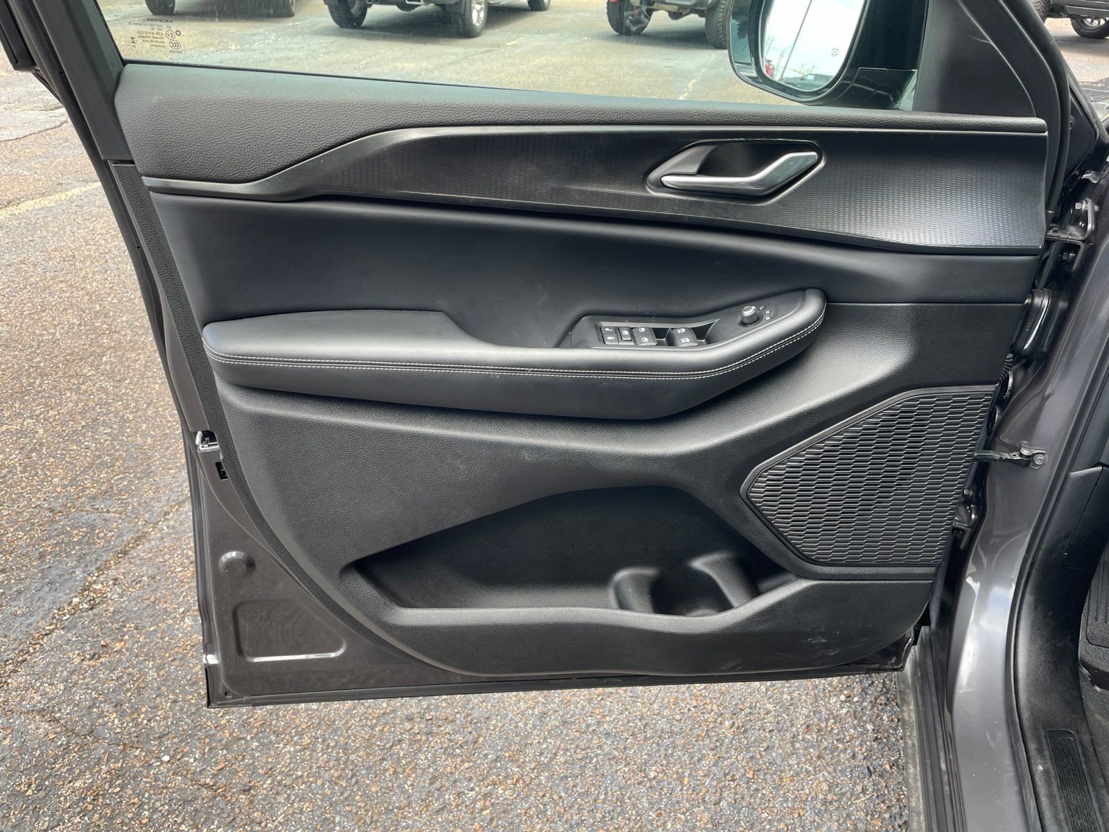 Used 2025 Jeep Grand Cherokee Altitude RWD image 10