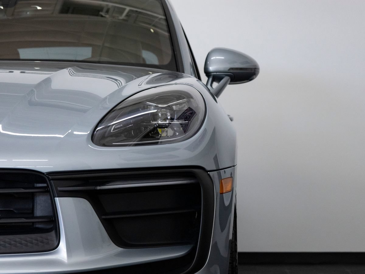 Certified 2024 Porsche Macan AWD/4WD image 12