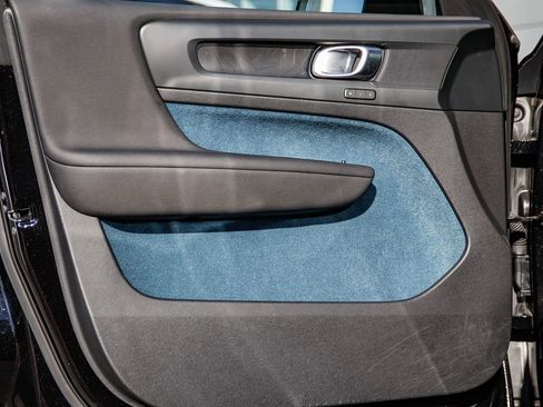 Used 2023 Volvo XC40 Recharge Plus image 23