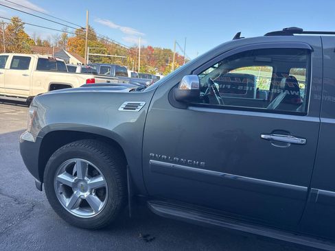 Used 2011 Chevrolet Avalanche LTZ image 4