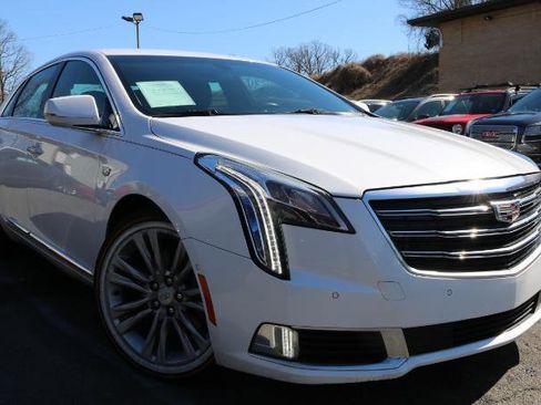Used 2018 Cadillac XTS Luxury image 3