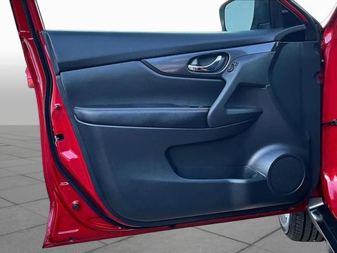 Used 2017 Nissan Rogue SV w/ Sun & Sound Touring Package AWD/4WD image 22