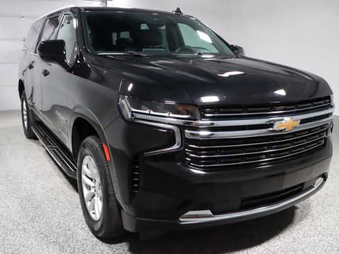 Used 2023 Chevrolet Suburban LT image 5