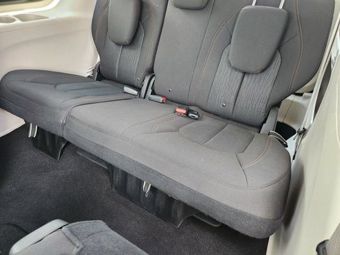 Used 2017 Chrysler Pacifica Touring w/ Tire & Wheel Group FWD image 29
