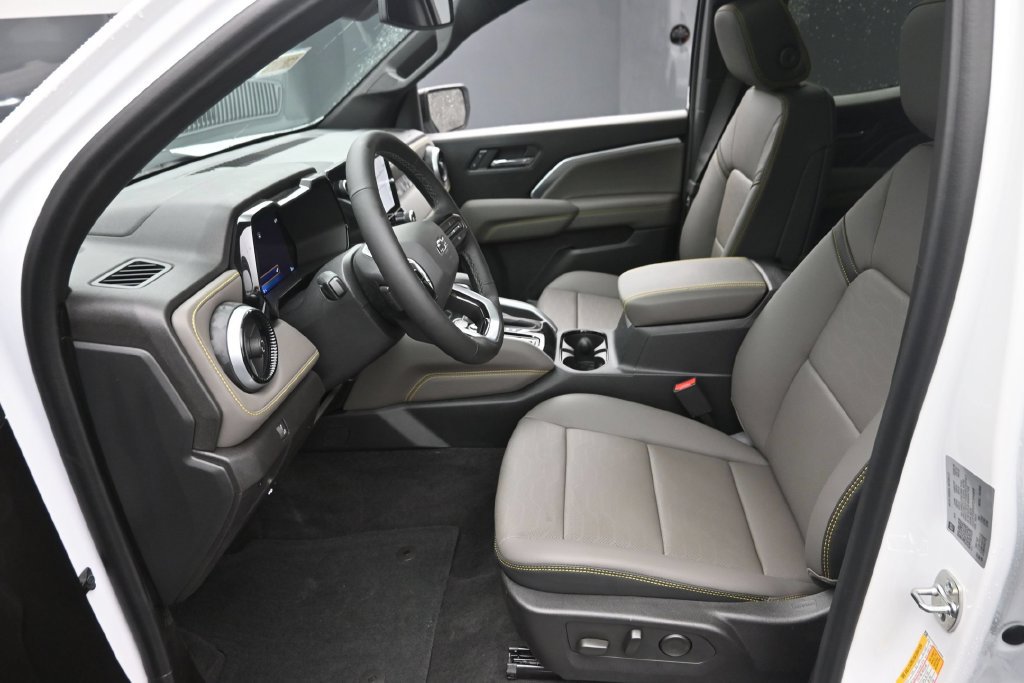 New 2026 Chevrolet Colorado ZR2 w/ Technology Package AWD/4WD image 17
