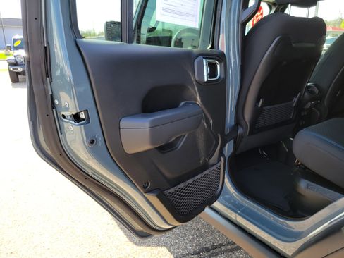 Used 2025 Jeep Wrangler Unlimited Rubicon 4xe w/ Safety Group AWD/4WD image 18