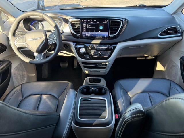 Certified 2024 Chrysler Pacifica Touring-L FWD image 9