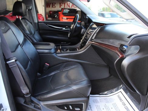 Used 2016 Cadillac Escalade Luxury AWD/4WD image 9