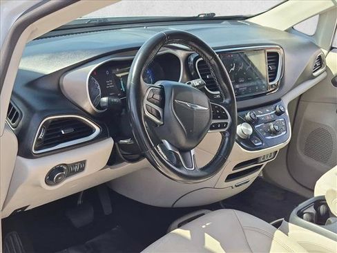 Used 2021 Chrysler Pacifica Touring-L FWD image 9