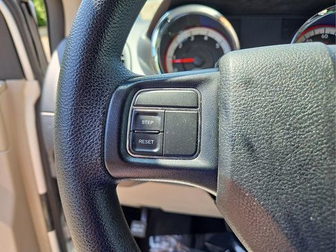 Used 2019 Dodge Grand Caravan SE FWD image 18