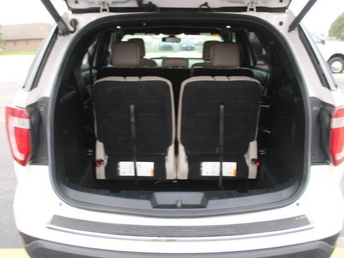 Used 2018 Ford Explorer XLT w/ Equipment Group 202A image 6