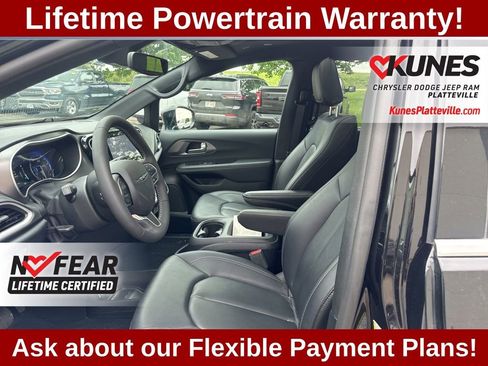 Used 2025 Chrysler Pacifica Select AWD/4WD image 12