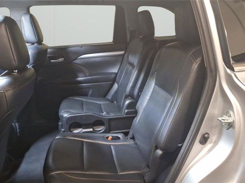 Used 2018 Toyota Highlander XLE FWD image 11