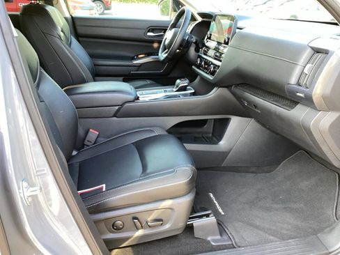 Used 2024 Nissan Pathfinder SL w/ SL Premium Package FWD image 8