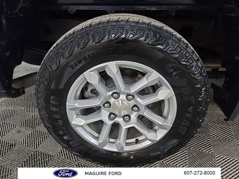Used 2023 Chevrolet Silverado 1500 LT AWD/4WD image 16