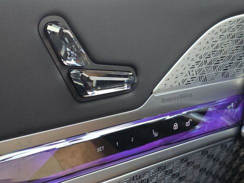 Used 2023 BMW 740i w/ Executive Package image 32