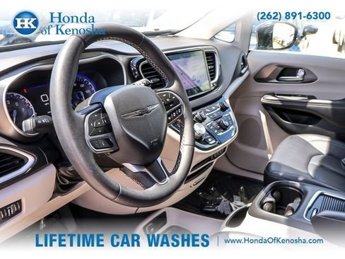 Used 2024 Chrysler Pacifica Touring-L FWD image 10