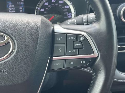 Used 2020 Toyota Highlander LE FWD image 29