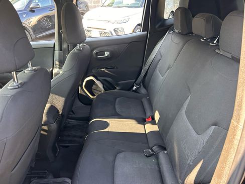 Used 2017 Jeep Renegade Latitude FWD image 22