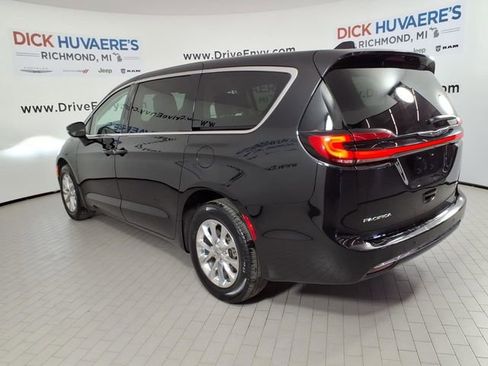 Used 2023 Chrysler Pacifica Touring-L AWD/4WD image 6