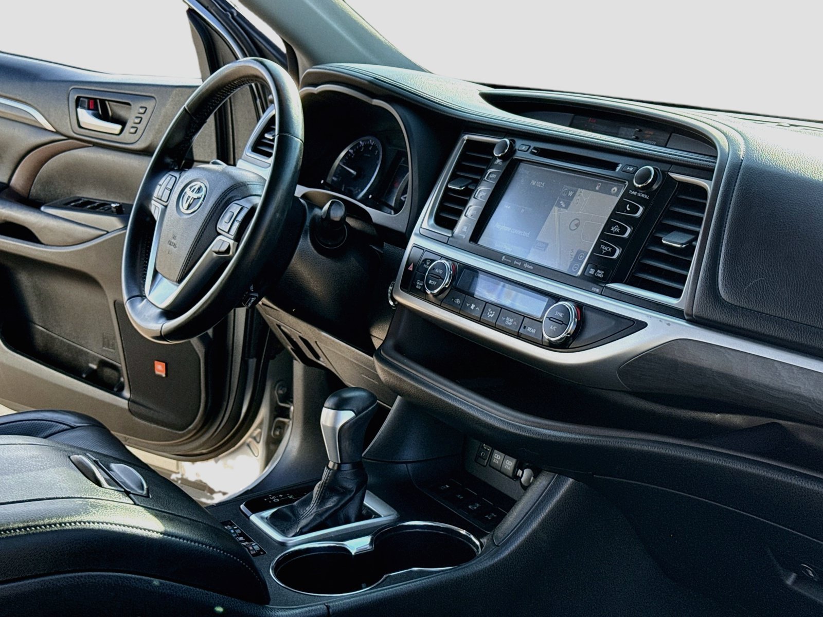 Used 2017 Toyota Highlander Limited AWD/4WD image 16