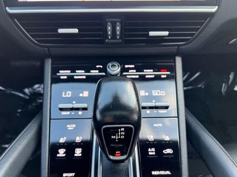 Used 2020 Porsche Cayenne AWD/4WD image 17