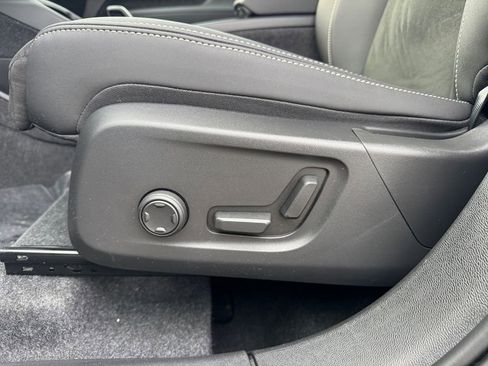Certified 2025 Volvo XC40 B5 Plus image 25
