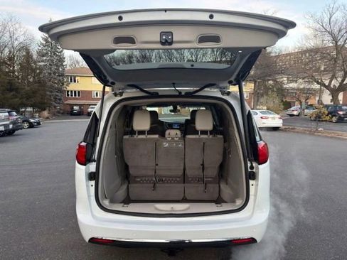 Used 2018 Chrysler Pacifica Touring-L FWD image 24