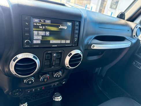 Used 2014 Jeep Wrangler Unlimited Sahara w/ Connectivity Group AWD/4WD image 23