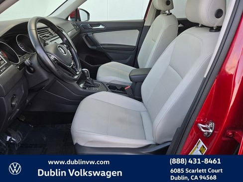 Used 2018 Volkswagen Tiguan SE w/ Panoramic Sunroof Package image 18