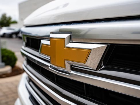 Used 2024 Chevrolet Silverado 1500 High Country w/ Technology Package AWD/4WD image 3