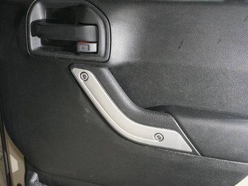 Used 2018 Jeep Wrangler Unlimited Rubicon w/ Connectivity Group image 24