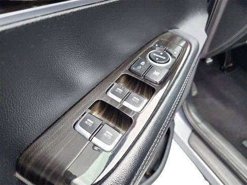 Used 2020 Kia Sorento LX image 18