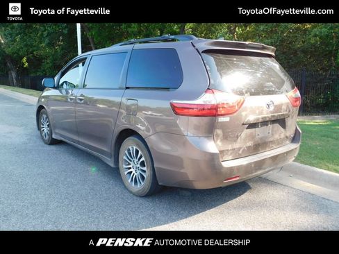 Used 2020 Toyota Sienna XLE w/ XLE Navigation Package FWD image 9