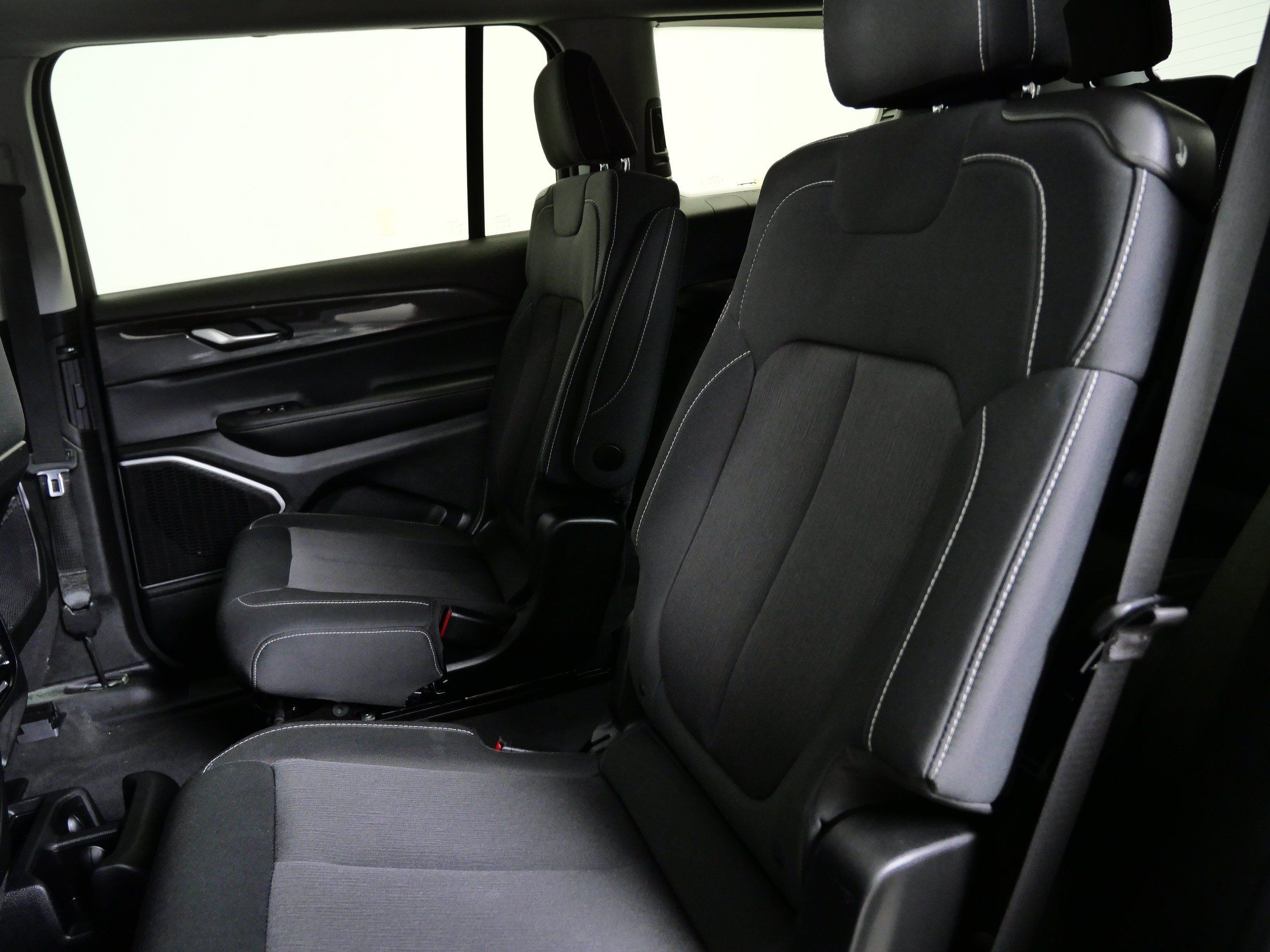 Used 2022 Jeep Grand Cherokee L Laredo w/ Luxury Tech Group I AWD/4WD image 16