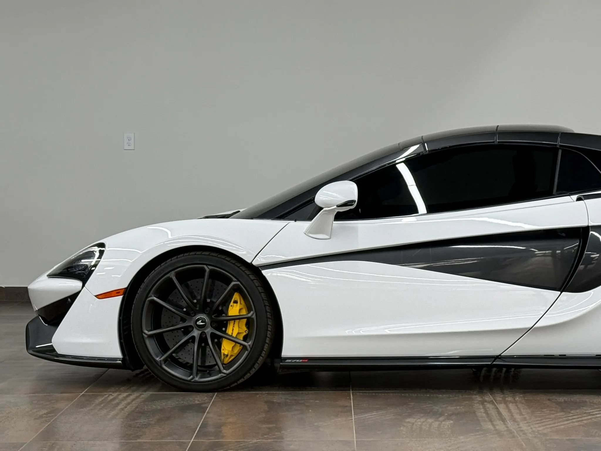 Used 2019 McLaren 570S Spider RWD image 5