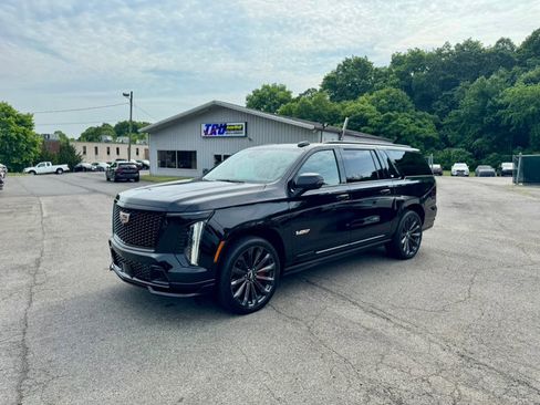 Used 2026 Cadillac Escalade ESV V AWD/4WD image 2