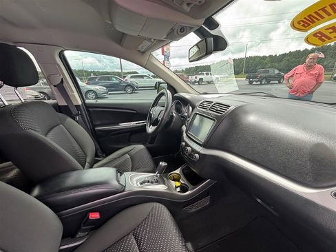 Used 2019 Dodge Journey SE image 21