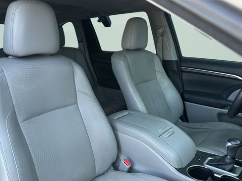 Used 2014 Toyota Highlander Limited w/ Driver Technology Package AWD/4WD image 34