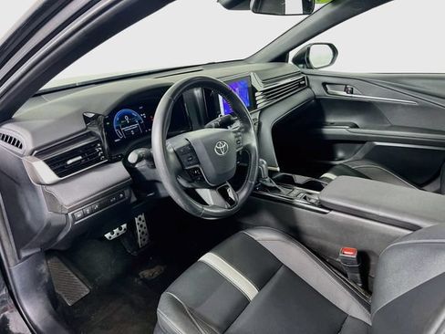 Used 2025 Toyota Camry SE FWD image 3