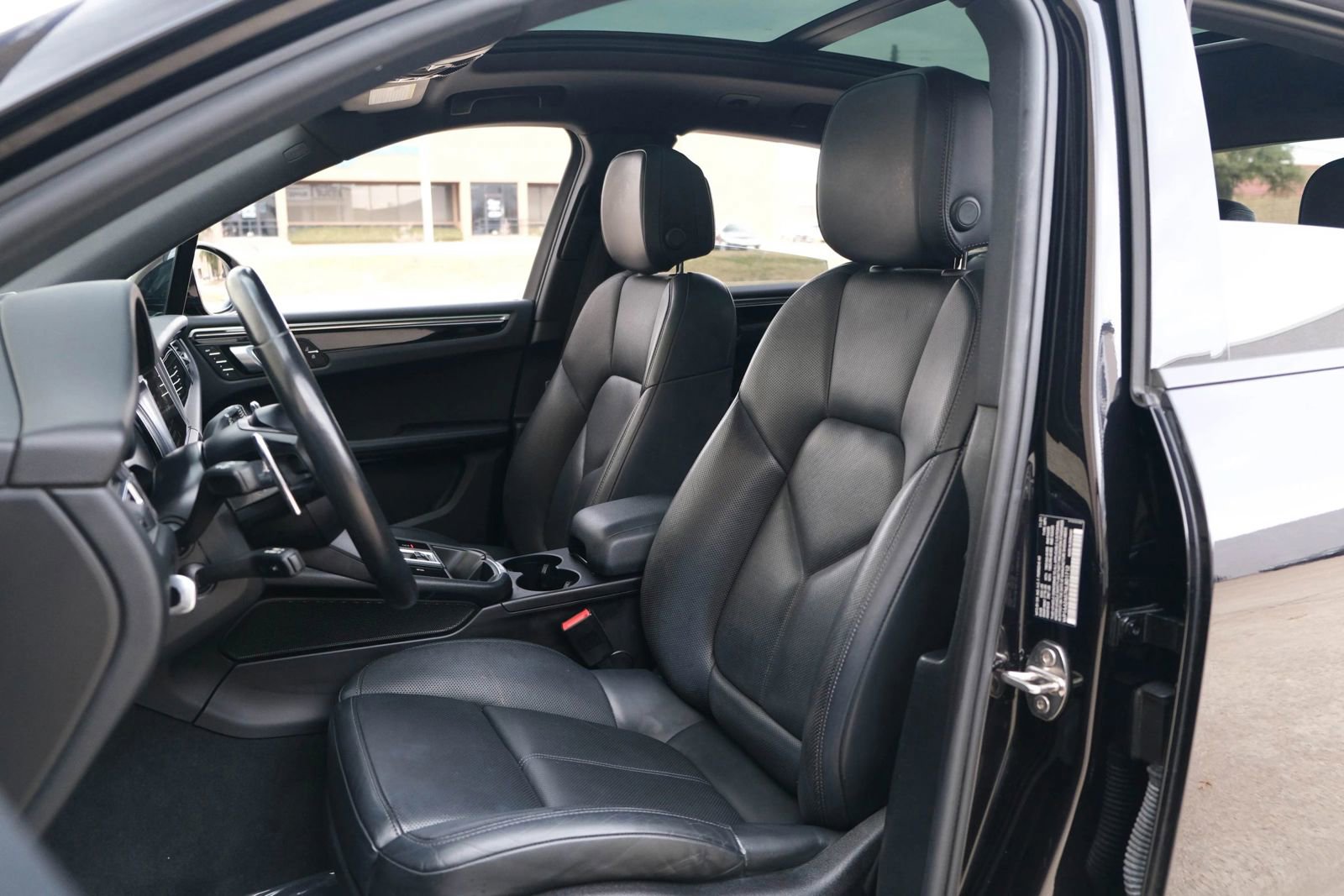 Used 2022 Porsche Macan w/ Premium Package Plus AWD/4WD image 21