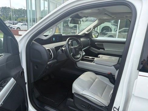 Used 2025 Ford Expedition Platinum w/ Platinum Ultimate Package AWD/4WD image 33