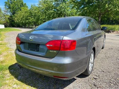 Used 2011 Volkswagen Jetta SE FWD image 4