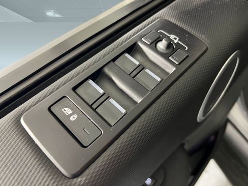 Used 2024 Land Rover Discovery Dynamic SE image 11