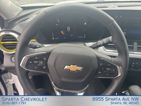 Used 2025 Chevrolet Trax LT w/ Driver Confidence Package image 12