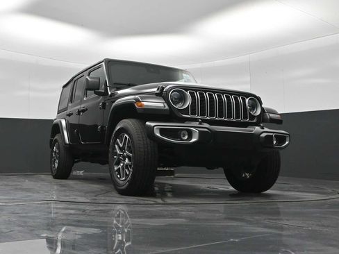Used 2025 Jeep Wrangler Unlimited Sahara AWD/4WD image 19